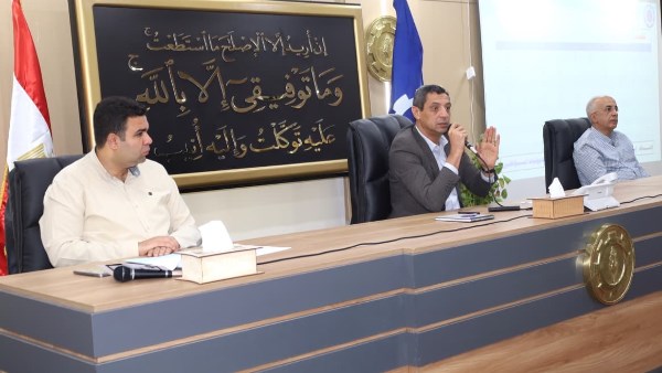 محافظ السويس يعقد اجتماعاً للقيادات التنفيذيه 