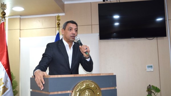 محافظ السويس يستقبل وفد كلية آداب أسيوط