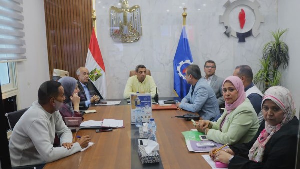 اثناء متابعة اللواء طارق حامد محافظ السويس للعمليه الانتخابيه 