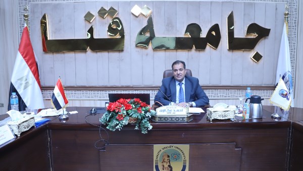 رئيس جامعة قنا 