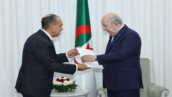   وزير الخارجية يسلم الرئيس الجزائري رسالة من الرئيس السيسي