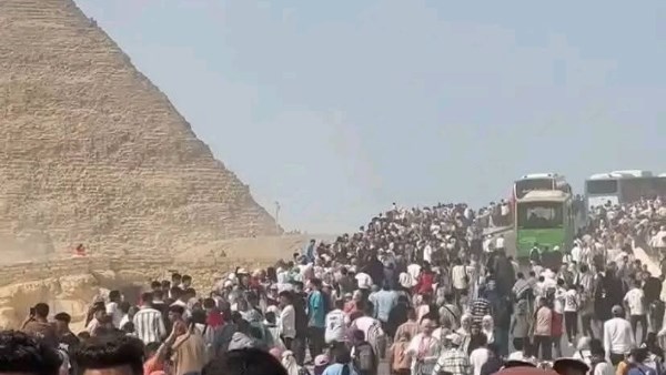  زحام شديد أمام الأهرامات