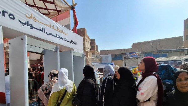 توافد الناخبون من أهالى محافظة أسوان على مقار اللجان الانتخابية