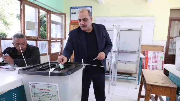 الدكتور محمد الباز يدلي بصوته في انتخابات مجلس النواب