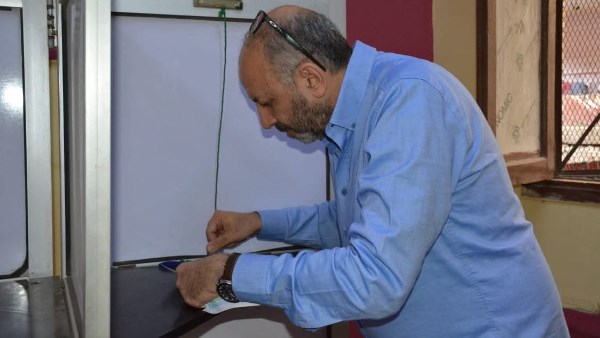 د.حسام المندوه خلال الادلاء بصوته 