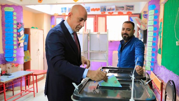 وزير التربية والتعليم خلال الادلاء بصوته