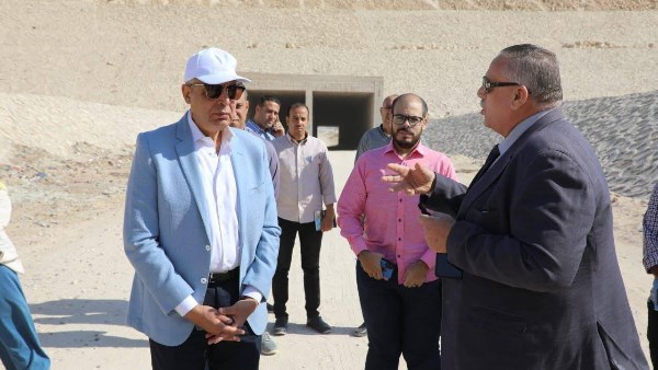 محافظ المنيا خلال المرور على مخرات السيول 