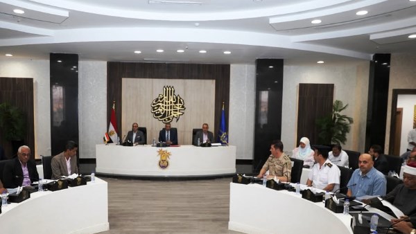 اجتماع  اللواء دكتور إسماعيل كمال محافظ أسوان