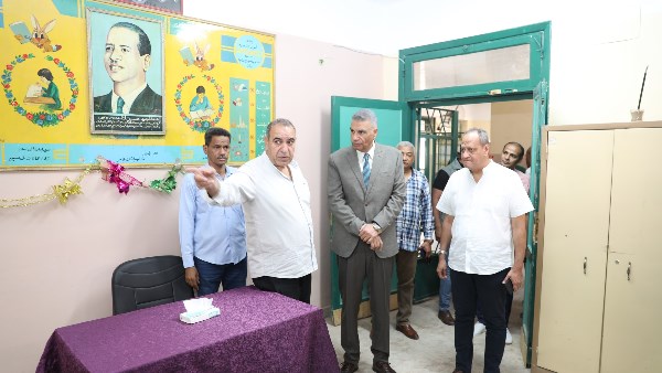  محافظ أسوان فى جولة ميدانية بعدد من مقار اللجان الإنتخابية