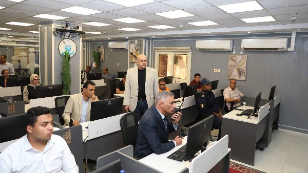 محافظ أسوان يتابع سير العملية الإنتخابية من داخل مركز السيطرة