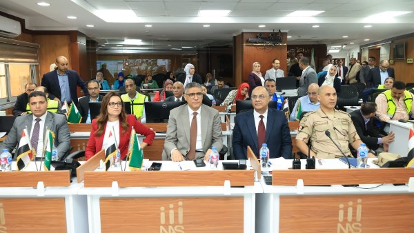 محافظ الجيزة من داخل مركز السيطرة 