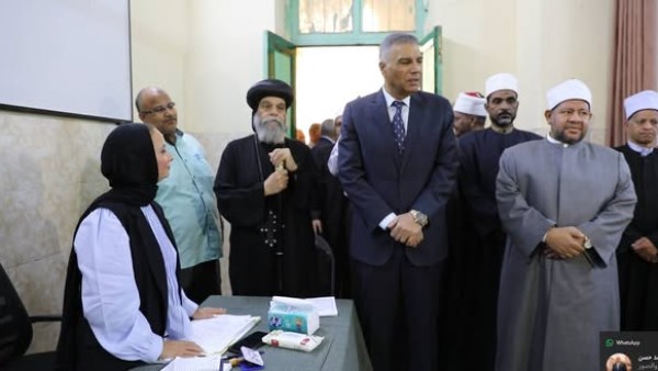 محافظ أسوان خلال جولته التفقدية لمتابعة سير العملية الإنتخابية