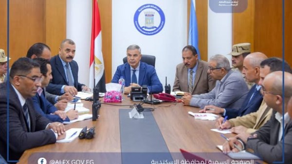 محافظ الإسكندرية من داخل مركز العمليات الرئيسي  