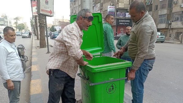 وضع صناديق قمامة جديدة بشارع فيصل 