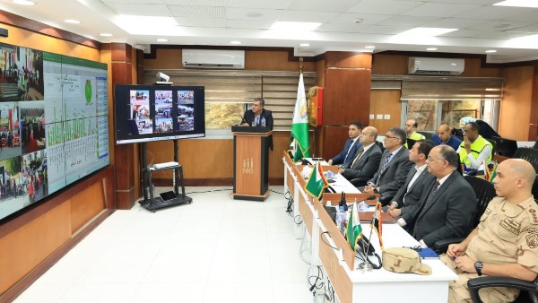 محافظ الجيزة من داخل مركز السيطرة يتابع انتظام فتح اللجان الانتخابية