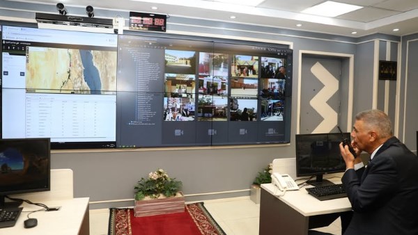 محافظ أسوان يتابع إنتظام جميع اللجان الإنتخابية 