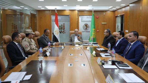 محافظ المنيا  بمركز سيطرة  يتابع إنتظام اللجان الإنتخابية