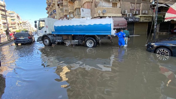 رفع تجمعات مياه الأمطار 