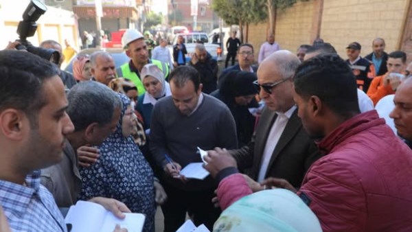 محافظ المنيا يستمع لشكاوى المواطنين