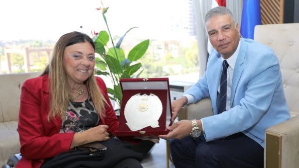  محافظ أسوان يهدى درع المحافظة للدكتورة  الدكتورة إيمان كريم