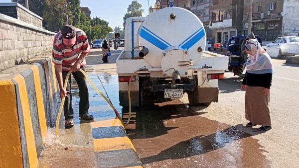  متابعة السيارة المكنسية في رفع تجمعات الأتربة وغسيل البلدورات