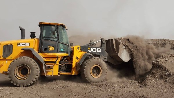  رفع مقلب القمامة والأتربة