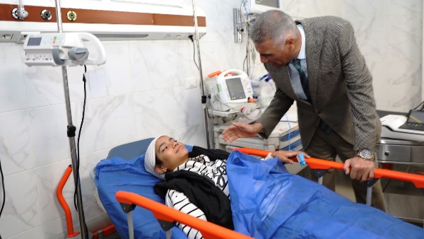  محافظ أسوان خلال زيارة الطالبة حنين مصطفى