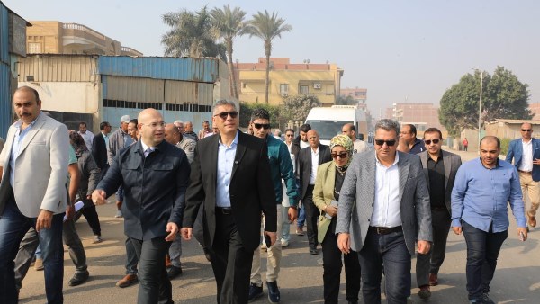 محافظ الجيزة خلال الجولة