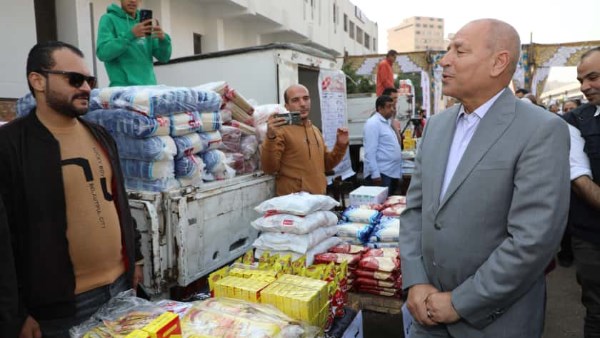 محافظ القاهرة يتفقد سوق اليوم الواحد بحي عين شمس
