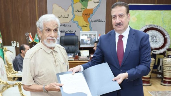 محافظ المنوفية يسلّم عقد تقنين لأراضي أملاك الدولة للمواطنين