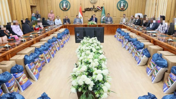 محافظ المنوفية يسلم مساعدات مالية وعينية للأسر الأولى بالرعاية