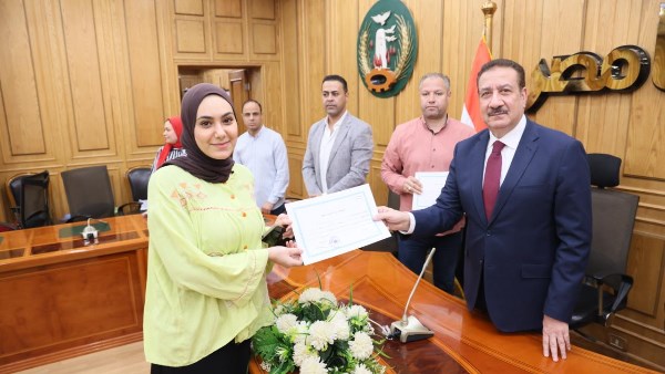 محافظ المنوفية يسلم شهادات تدريب ومكافأة مالية
