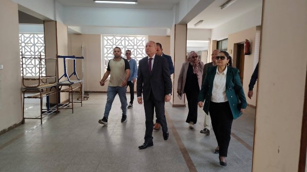 محافظ القاهرة يتفقد اللجان لاستقبال الناخبين