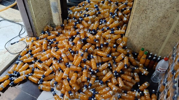 إنتاج وتعبئة مشروبات صناعية مغشوشة ومجهولة المصدر 