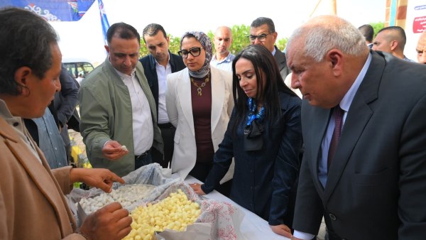 وزيرة التضامن الاجتماعي تتفقد وحدة إنتاج الحرير