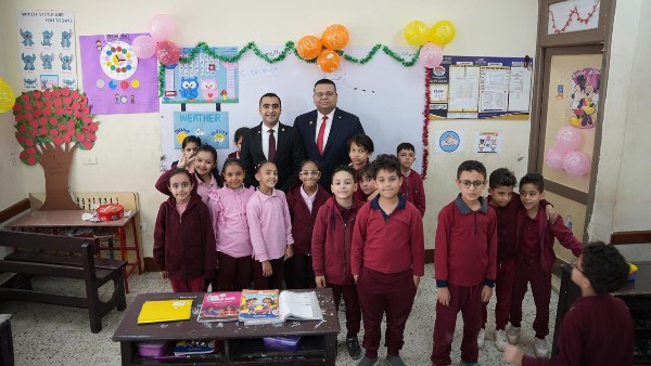 وفد من النيابة العامة ترافق الطفلة حور في أول أيام عودتها إلى المدرسة 