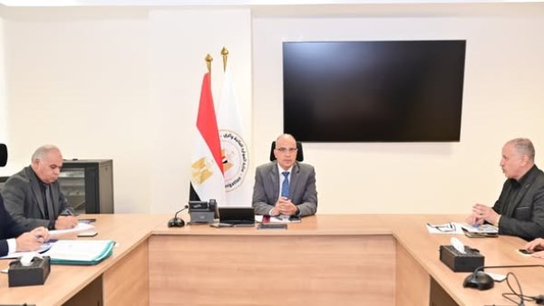 وزير الموارد المائية يعقد اجتماع  لمتابعة حالة منظومة الري بالفيوم