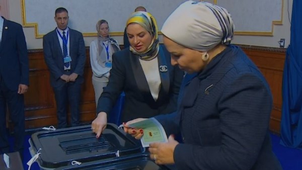 السيدة انتصار السيسي تدلي بصوتها بانتخابات النواب  