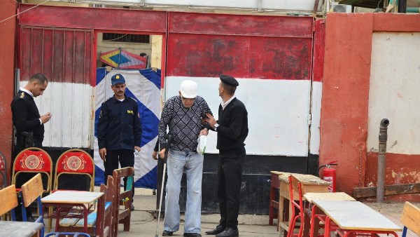 بعربية وعكاز ..كبار السن يدلون بأصواتهم في انتخابات مجلس النواب 2025  