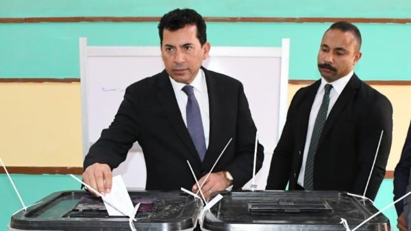 أول الحضور.. وزير الشباب والرياضة يدلي بصوته في انتخابات مجلس النواب 
