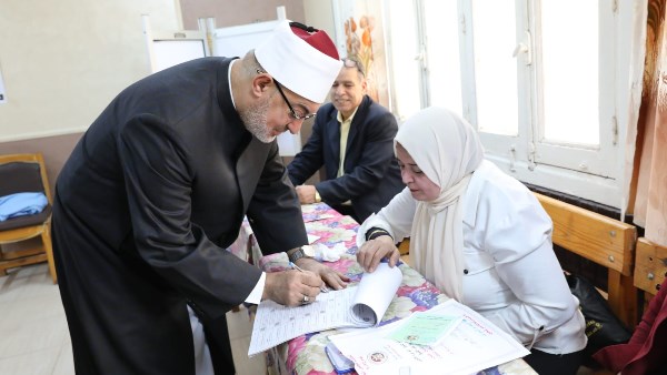 مفتي الجمهورية يدلي بصوته في انتخابات النواب 2025 بكفر الشيخ 