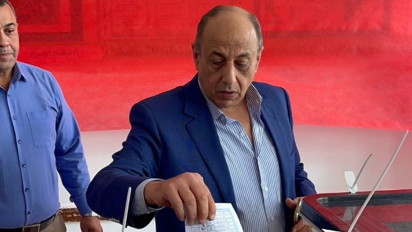 المشاركة واجب وطني.. رئيس حزب حماة وطن يدلي بصوته في انتخابات النواب