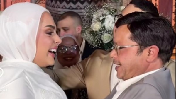 محمد هنيدي وابنته "فريدة" في عقد قرانها 