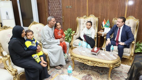 محافظ المنوفية يلتقي أسرة البطل حسن أحمد الجزار