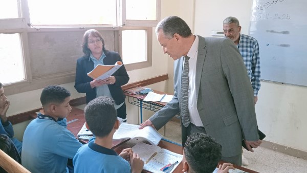 وكيل التعليم بأسيوط أثناء جولته المفاجئة على مدارس أسيوط