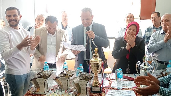 دسوقي يكرم أوائل الطلبة من الثانوية العامة