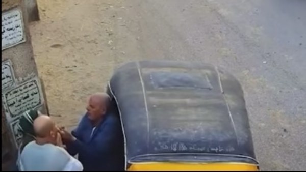  تفاصيل تعدي رجل و زوجته علي مسن بالدقهلية 