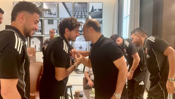 سيد عبد الحفيظ مع لاعبي الأهلي