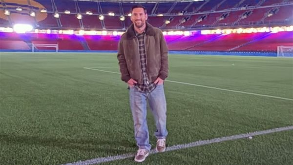 ميسي خلال زيارته الي ملعب الكامب نو الجديد