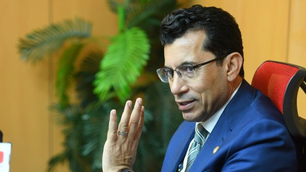 الدكتور اشرف صبحي 